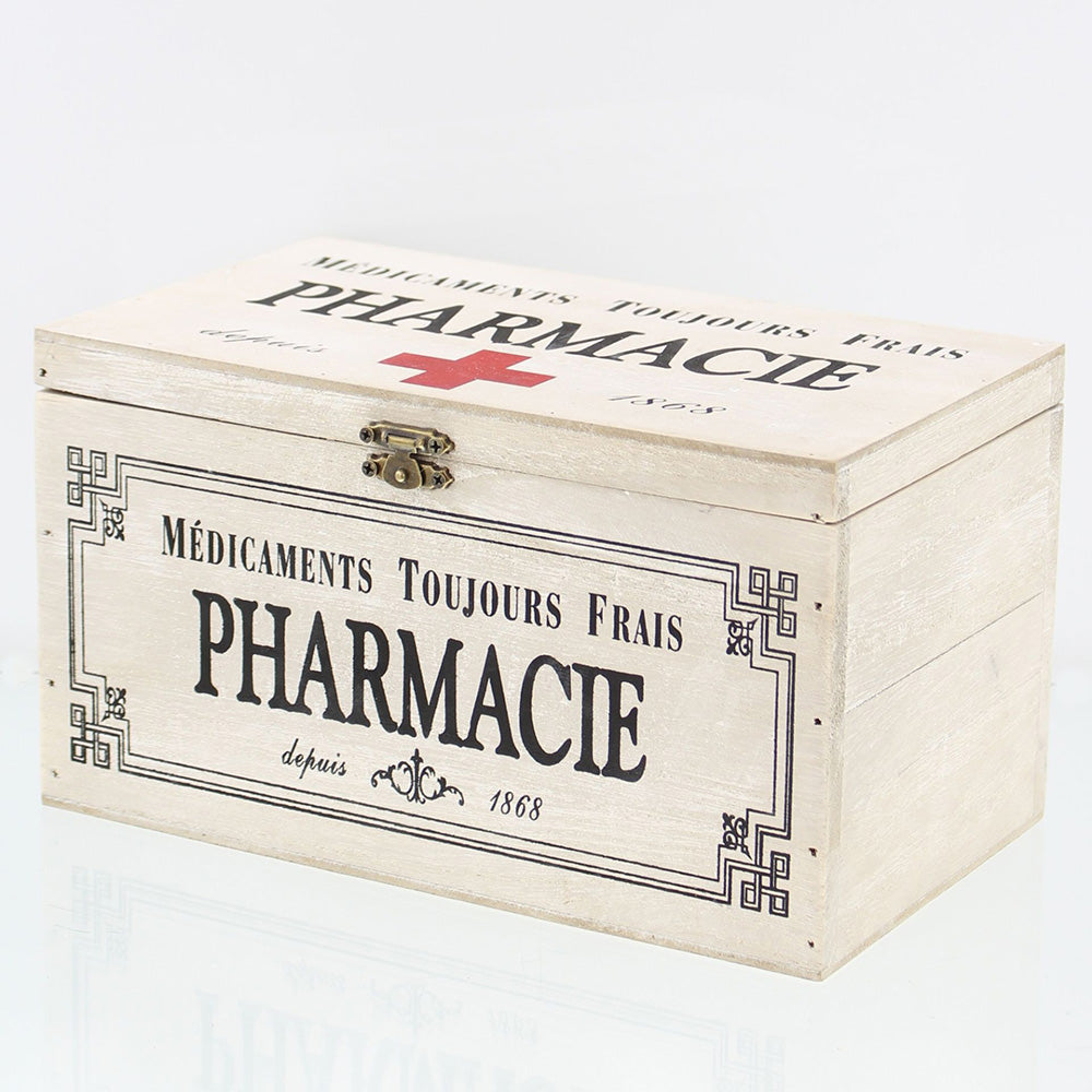 Dekobox im Vintage-Stil aus weiß gekalktem Holz im Shabby-Stil mit der dekorative französische Aufdruck „Pharmacie“ und einem roten Kreuz auf dem Klappdeckel, verziert mit einer Metallschnalle für den Verschluss der Box
