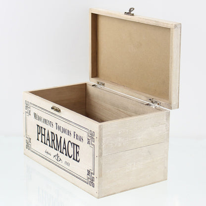 Dekobox im Vintage-Stil aus weiß gekalktem Holz im Shabby-Stil mit der dekorative französische Aufdruck „Pharmacie“ und einem roten Kreuz auf dem Klappdeckel, Box geöffnet