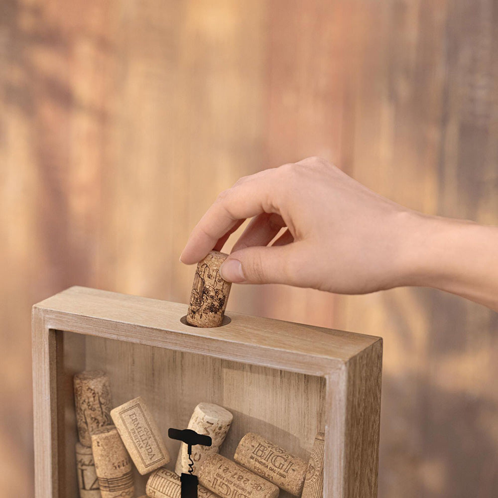 Weinkorkensammler aus furniertem MDF mit Glasabdeckung. Anwendungsbeispiel