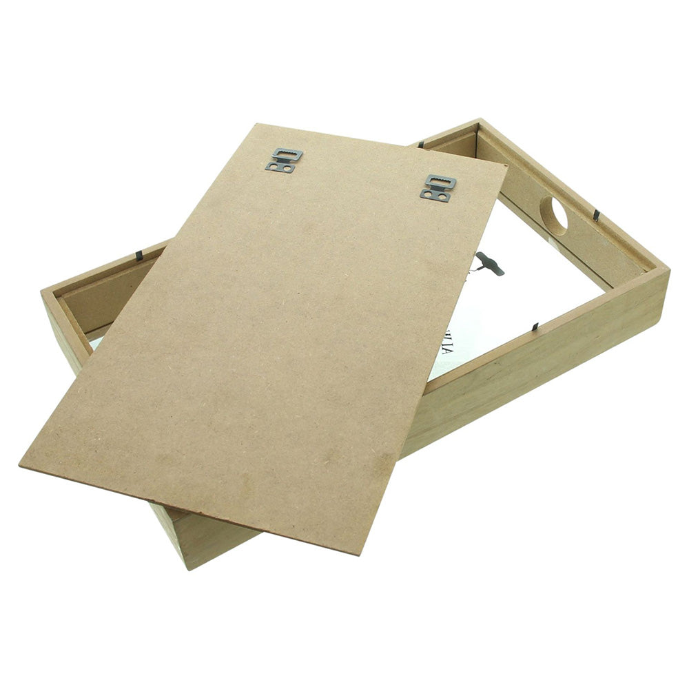 Weinkorkensammler aus furniertem MDF mit Glasabdeckung. Glasabdeckung mit schwarzem Aufdruck im Vintage Stil. Rückseite mit zwei praktischen Halterungen. 