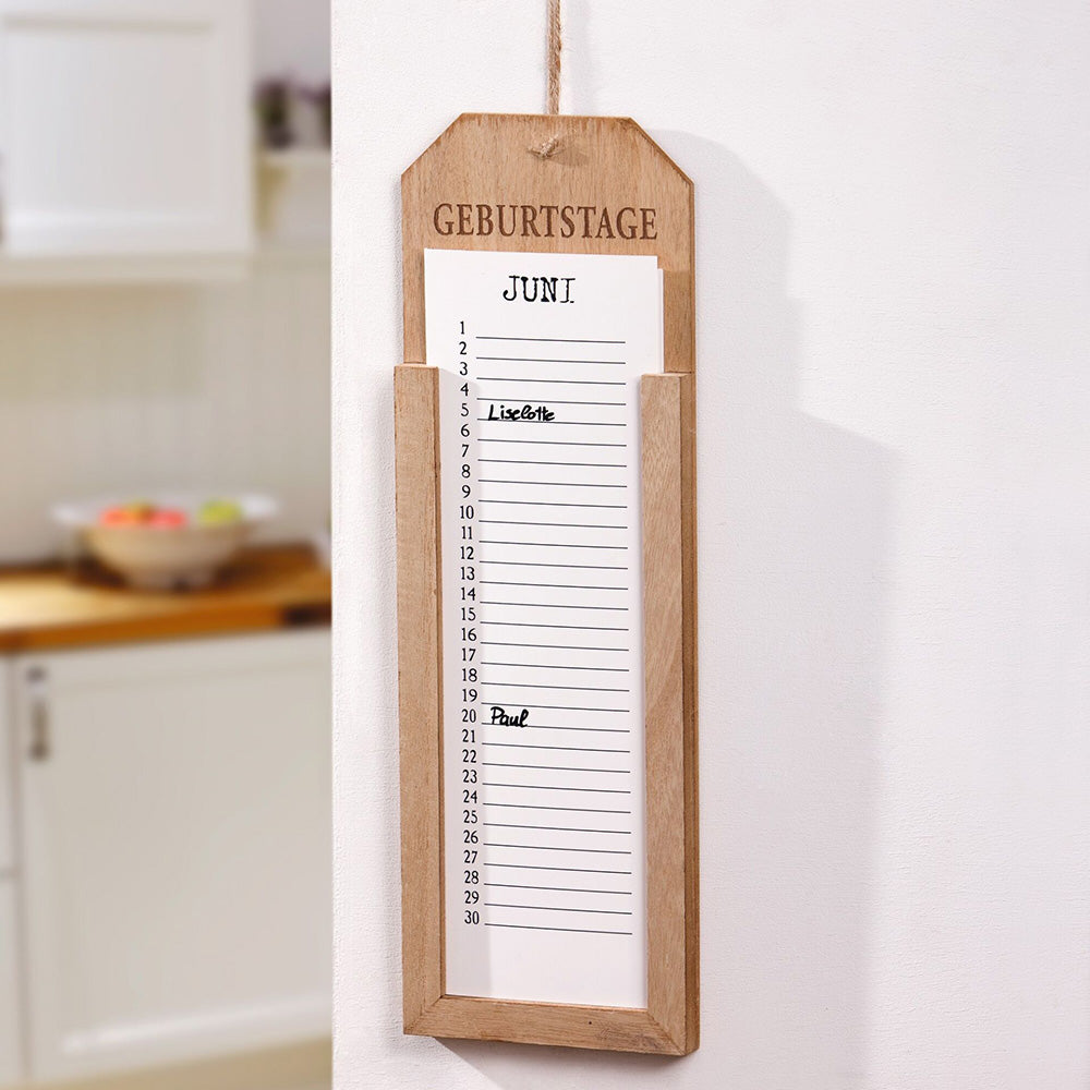 Memoboard Geburtstag aus Holz mit Aufdruck „Geburtstage“ und stabilen Monatskarten aus Papier, mit Aufhängeschnur