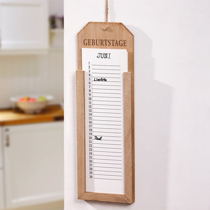 Memoboard Geburtstag aus Holz mit Aufdruck „Geburtstage“ und stabilen Monatskarten aus Papier, mit Aufhängeschnur
