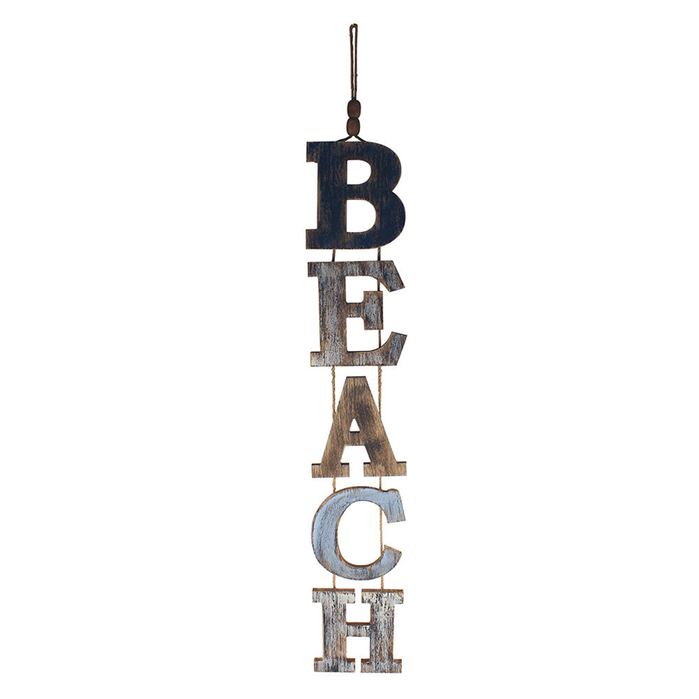 Wand-Deko „BEACH“ aus bemaltem Holz. Einzelne Buchstaben des Wortes Beach vertikal untereinander hängend im Shabby Chic Look in blau-brauner Used-Optik