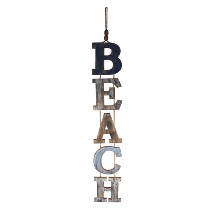 Wand-Deko „BEACH“ aus bemaltem Holz. Einzelne Buchstaben des Wortes Beach vertikal untereinander hängend im Shabby Chic Look in blau-brauner Used-Optik