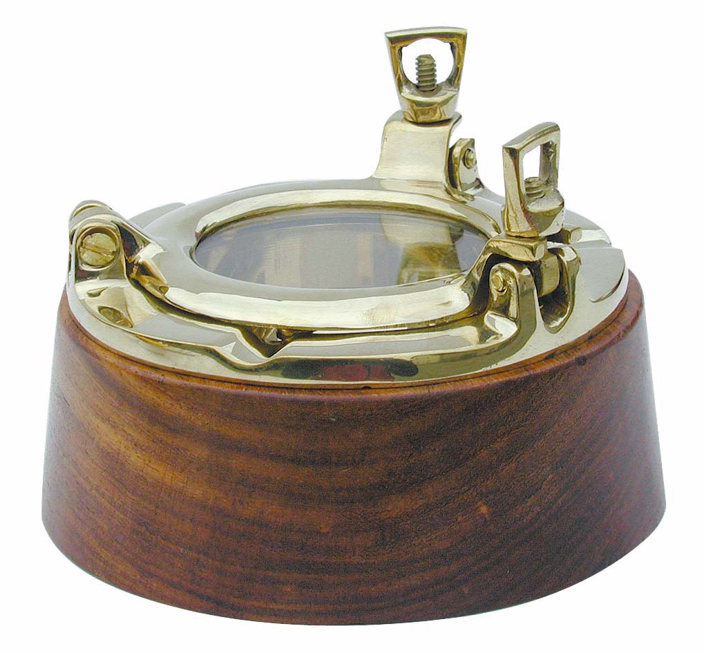 Aschenbecher, schwere Ausführung aus Messing in einer braunen Holzeinfassung. Deckel mit Klappmechanismus. Im Deckel befindet sich eine Glasscheibe.