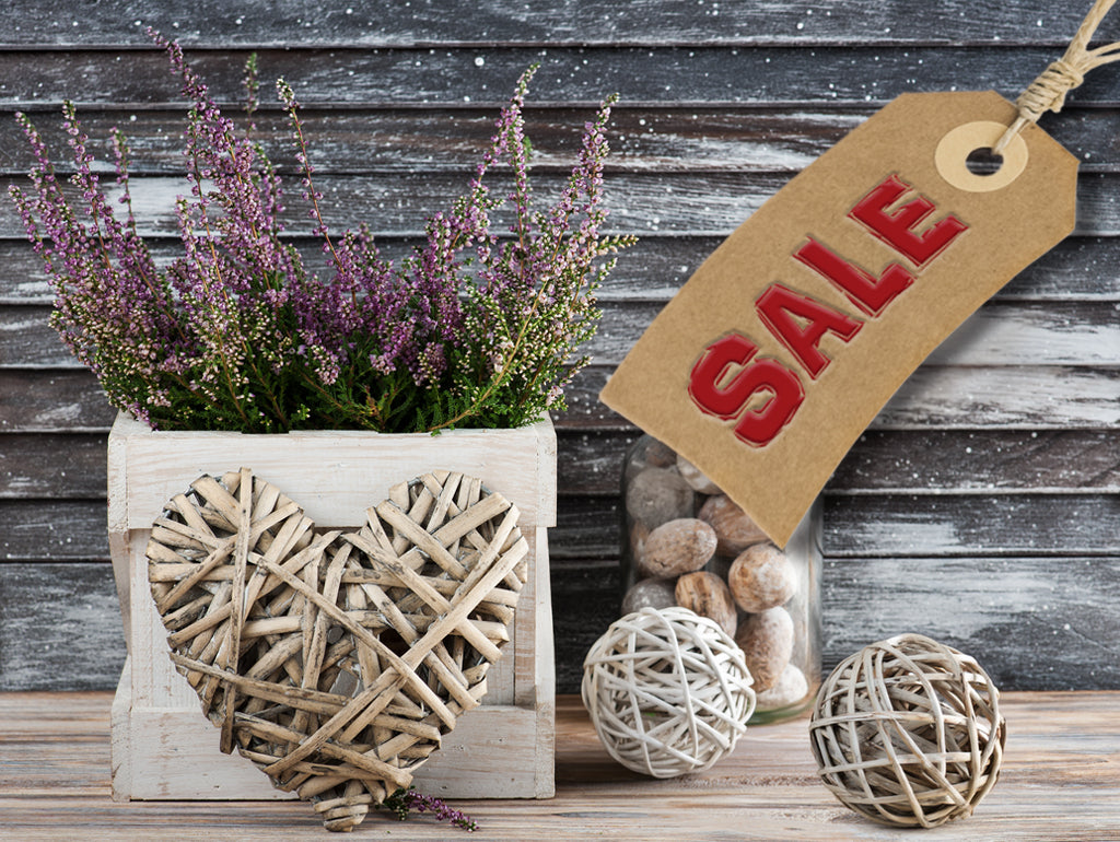 Kollektionsbild Sale, Heidekraut im Dekoblumentopf sowie Rattanbälle und ein Schild mit der Aufschrift Sale