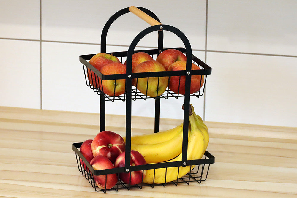 DECCARO Obstkorb/Etagere aus Metall, 2-stöckig, schwarz. Form Halbrund mit zwei Metallgitter Etagen und hellem Holzgriff am oberen, runden Ende.