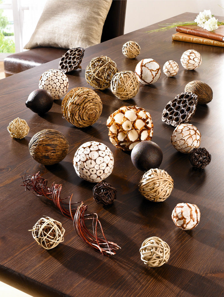 25-teiliges Deko-Kugel-Set. Naturkugeln aus Rattankugeln, getrockneten Fruchthülsen und Nüssen. 