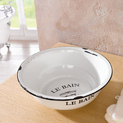 Waschschüssel Le Bain in nostalgischer Emaille-Optik besteht aus Metall und wurde mit einem glänzenden Keramiküberzug beschichtet. Die sympathischen bei der Herstellung hinzugefügten Gebrauchsspuren geben dem Artikel eine individuelle Geschichte.