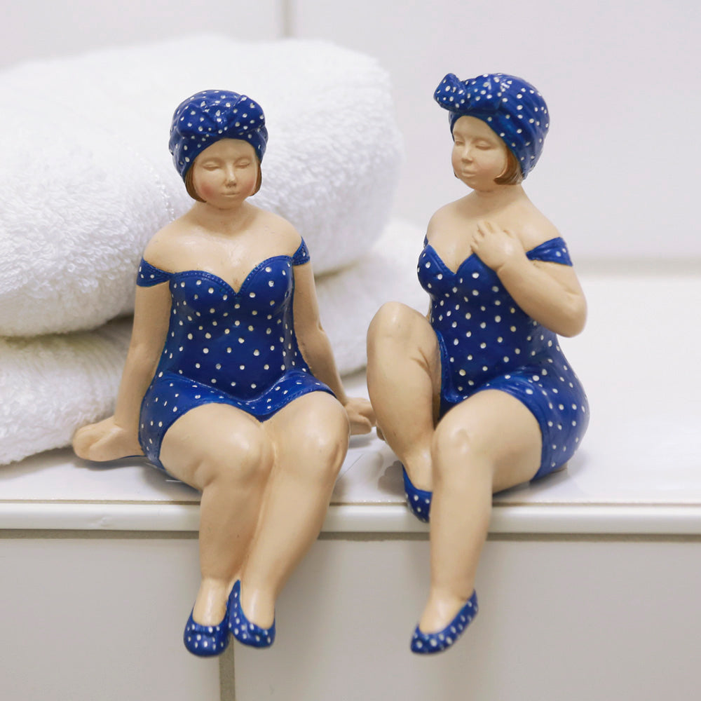 2er Set Figuren "Becky" in nostalgischer Badekleidung blau mit weißen Punkten, Figuren in sitzender Haltung - perfekt als Kantensitzer.