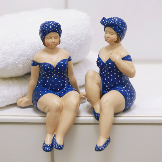 2er Set Figuren "Becky" in nostalgischer Badekleidung blau mit weißen Punkten, Figuren in sitzender Haltung - perfekt als Kantensitzer.