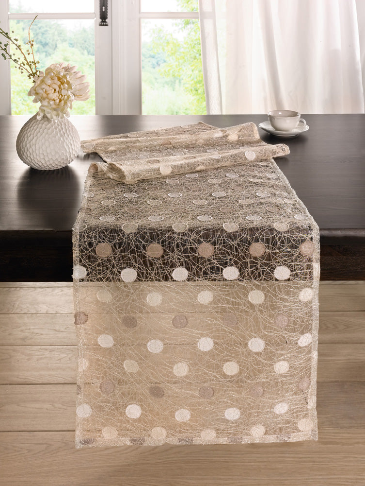 Tischläufer Pünktchen aus einem transparenten Grundstoff in hellem Beige mit aufwändig verarbeitetem Fadenmuster und eingearbeitetem Pünktchen-Muster in harmonischen Creme-, Beige- und Brauntönen.