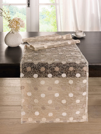 Tischläufer Pünktchen aus einem transparenten Grundstoff in hellem Beige mit aufwändig verarbeitetem Fadenmuster und eingearbeitetem Pünktchen-Muster in harmonischen Creme-, Beige- und Brauntönen.