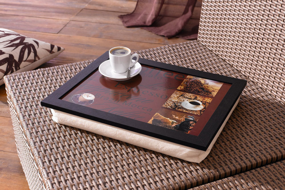 Knie-Holztablett Kaffee mit praktischem Kissen an der Unterseite. Die Oberseite des Tabletts ist braun-schwarz und mit Kaffee-Motiven und Design-Schriftzügen versehen. Das cremefarbene Kissen auf der Unterseite ist mit Styroporkügelchen gefüllt.