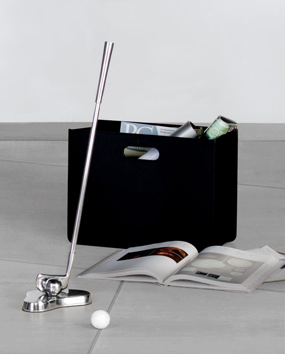 Hochwertiger Zeitungskorb aus Textilgewebe in Lederoptik, schwarz. Rechteckige Form mit seitlichen, länglichen Eingriffen. 